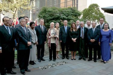 Des « Messagers de la paix » aux Nations unies, en 2007. Au centre, Jane Goodall, à sa droite, Michael Douglas, à sa gauche, Yoo Soon-taek et son mari Ban Ki-moon, secrétaire général de l’Onu, la princesse Haya de Jordanie et Elie Wiesel. 