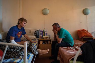  À l’hôpital, Zvetlana, auprès de son mari. Fauchée par une frappe alors qu’elle rentrait chez elle, elle a perdu sa jambe gauche.