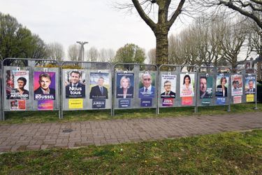 Sur les panneaux électoraux de la ville, les affiches officielles ont été collées tardivement, à moins de dix jours du premier tour.