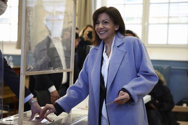 La maire de Paris et candidate socialiste Anne Hidalgo a voté à Paris.