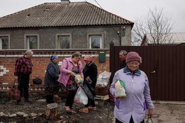 Des habitants du village de Malaya Rohan récoltent de la nourriture, dans la région de Kharkiv en Ukraine.