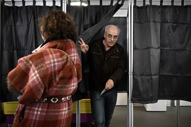 Le candidat du Nouveau parti anti-capitaliste Philippe Poutou a voté à Bordeaux.