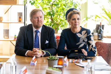 La reine Maxima et le roi Willem-Alexander des Pays-Bas ont parlé tourisme à Katwijk, avec les représentants de ce secteur dans la région, le 7 avril 2022