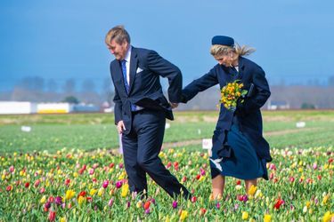 La reine Maxima et le roi Willem-Alexander des Pays-Bas ont dû affronter le vent à Hillegom, le 7 avril 2022