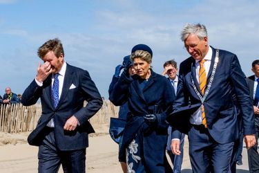 La reine Maxima et le roi Willem-Alexander des Pays-Bas ont aussi dû faire face au vent à Katwijk, le 7 avril 2022