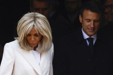 Emmanuel Macron et son épouse Brigitte ont voté au Touquet. Entre bain de foule et vote, la séquence aura duré près d'une heure et demie.  