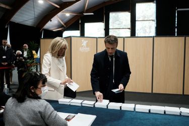 Emmanuel et Brigitte Macron ont voté au Touquet, comme à leur habitude.