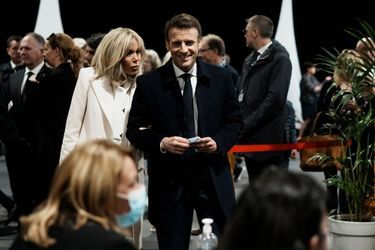 Emmanuel Macron et son épouse Brigitte, dimanche lors du premier tour de la présidentielle.