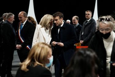 Emmanuel et Brigitte Macron votent au premier tour de la présidentielle. 