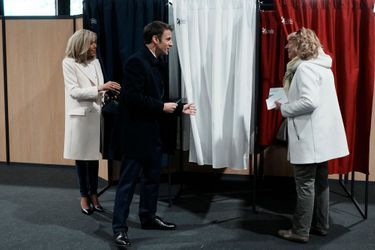 Emmanuel et Brigitte Macron ont voté dimanche à la mi-journée, au Touquet. 