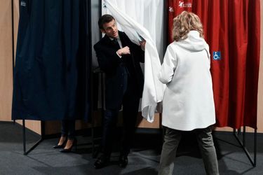 Emmanuel Macron et son épouse ont voté à la mi-journée, au milieu des riverains. 