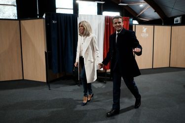 Emmanuel et Brigitte Macron ont voté dans une salle du palais des Congrès du Touquet.