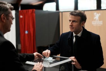 Emmanuel Macron est le dernier des douze candidats à voter. 