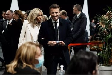 Pour le premier tour de la présidentielle, Emmanuel Macron et son épouse Brigitte ont voté dimanche à la mi-journée, au Touquet.