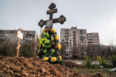 Des tombes de civils tués à Marioupol, en Ukraine le 10 avril 2022.