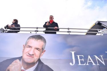 Jean LAssalle ici en campagne à bord de son bus, le 7 avril à Paris. 