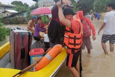 "Nous sommes supposément en pleine saison sèche, mais le changement climatique a dû perturber tout ça", a déclaré Marissa Miguel Cano, une fonctionnaire de la municipalité de Baybay.