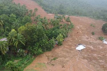 Des images prises à l&#039;aide d&#039;un drone et dont l&#039;authenticité a été vérifiée par l&#039;AFP montraient une vaste coulée de boue rouge le long d&#039;une colline plantée de cocotiers, et des maisons ensevelies dans le village de Bunga.