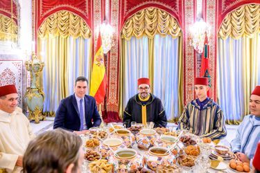 Le prince Moulay El Hassan du Maroc avec son père le roi Mohammed VI, son oncle le prince Moulay El Rachid et le Premier ministre espagnol Pedro Sanchez à Salé, le 7 avril 2022