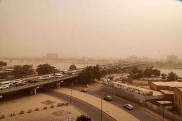 Les aéroports internationaux de Bagdad et de Najaf, ville sainte chiite du sud qui reçoit des milliers de pèlerins du monde entier chaque année, ont suspendu leurs opérations toute la matinée, entraînant l&#039;annulation de dizaines de vols. Selon des sources aéroportuaires, ils ont rouvert tous deux en début d&#039;après-midi à la faveur d&#039;une amélioration.
