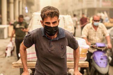 Dans les rues de Bagdad, nombre de passants portaient des masques jetables pour se protéger de la poussière qui laissait une fine couche sur les bâtiments et les voitures, ont constaté des journalistes de l&#039;AFP.