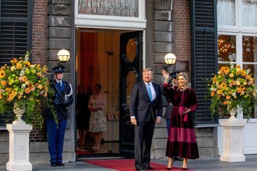 La reine Maxima et le roi Willem-Alexander des Pays-Bas devant le théâtre du Vrijthof à Maastricht, le 11 avril 2022