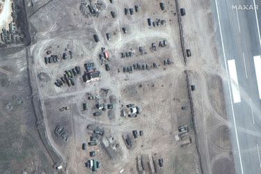 Vue rapprochée de la base aérienne de Kherson, le 7 avril 2022. Notez qu&#039;un certain nombre de véhicules portent le marquage &quot;Z&quot;.