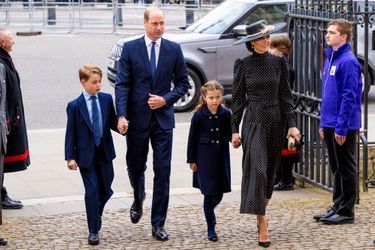 Kate Middleton et le prince William avec leurs deux aînés, le prince George et la princesse Charlotte, à l’abbaye de Westminster à Londres, le 29 mars 2022