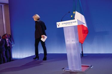Le 10 avril, au soir du premier tour, la candidate LR. Endettée personnellement, Valérie Pécresse a un mois pour trouver 5 millions d’euros.