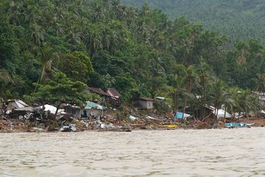 Mardi, à Pilar, sur l&#039;île de Leyte aux Philippines, la montagne détrempée par la pluie s&#039;est effondrée, projetant un mur de boue et de terre sur le village et emportant les maisons dans la mer. La plupart des habitations ont été ensevelies.