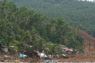 Mardi, à Pilar, sur l&#039;île de Leyte aux Philippines, la montagne détrempée par la pluie s&#039;est effondrée, projetant un mur de boue et de terre sur le village et emportant les maisons dans la mer. La plupart des habitations ont été ensevelies.