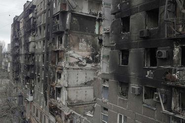 Un immeuble résidentiel détruit de Mariupol en Ukraine, le 14 avril 2022.