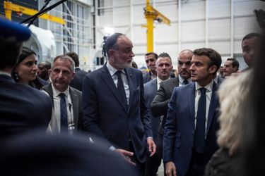 Emmanuel Macron et Edouard Philippe visitent le site de Siemens Gamesa qui fabrique des éoliennes offshore.
