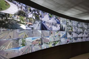 Un centre de télésurveillance utilisant une Intelligence artificielle pour repérer les mouvements suspects. 