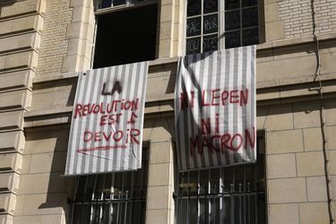 Des inscriptions accrochées sur les murs de la Sorbonne jeudi.