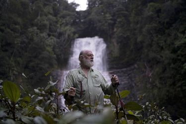 Le biologiste Bruce Means devant les chutes Double Drop de Guyane. (Extrait du documentaire «Explorer : le dernier Tepui»).