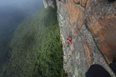 L&#039;alpiniste Federico Pisani fait une première ascension de la falaise de Weiassipu, un tepui de l&#039;ouest de la Guyane. (Extrait du documentaire «Explorer : le dernier Tepui»).