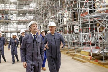 Lors de la visite d'Emmanuel et Brigitte Macron sur le chantier de Notre-Dame de Paris, le 15 avril 2022.