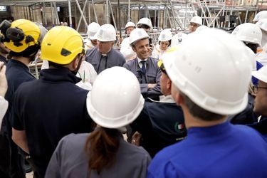 Lors de la visite d'Emmanuel et Brigitte Macron sur le chantier de Notre-Dame de Paris, le 15 avril 2022.