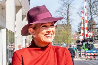 Le fédora de la reine Maxima des Pays-Bas à Enschede, le 12 avril 2022