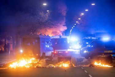 "Il y a eu des incendies à divers endroits pendant la nuit à Malmö", ont indiqué les forces de l'ordre dans un communiqué. Ont notamment été brulés des poubelles, un bus et une voiture. 