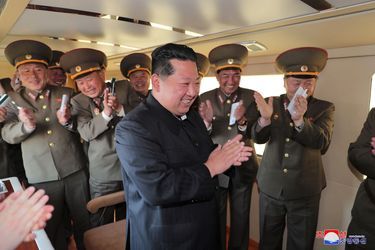 Des photos publiées par le journal Rodong Sinmun montraient un Kim souriant, entouré de responsables en uniforme et applaudissant alors qu'il regardait ce qui était décrit comme le tir d'essai de l'arme.