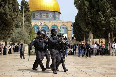 Les forces de l&#039;ordre israéliennes sont entrées sur l&#039;esplanade des Mosquées afin de &quot;déloger&quot; ces manifestants et &quot;rétablir l&#039;ordre&quot;, a déclaré la police israélienne.