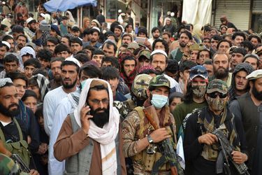 Des centaines de civils ont manifesté samedi à Khost, en scandant des slogans antipakistanais, selon des photographies obtenues par l&#039;AFP.