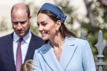 Le bandeau et les boucles d&#039;oreille de Kate Middleton à Windsor, le 17 avril 2022