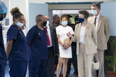 La princesse Anne et Timothy Laurence avec des médecins et des infirmières lors de l&#039;inauguration du Centre national de diagnostic cardiaque à l&#039;Hôpital général de Port Moresby, le 12 avril 2022
