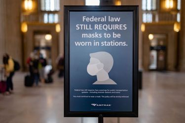 Un panneau rappelle l&#039;obligation du port du masque à la gare de Philadelphie, aux Etats-Unis.