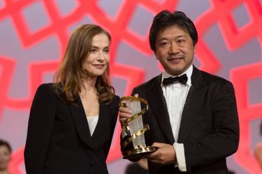 L'actrice française Isabelle Huppert et le réalisateur japonais Hirokazu Kore-Eda.