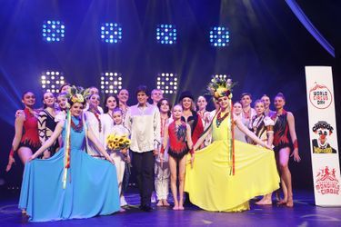 La princesse Stéphanie de Monaco avec de jeunes artistes des écoles de cirque ukrainiennes à Monaco, le 16 avril 2022