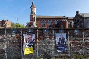 Les affiches de campagne d&#039;Emmanuel Macron et Marine Le Pen à Aubencheul-au-Bac (Nord). 